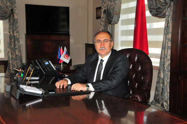 Manisa Valisi Abdurrahman Savaş
